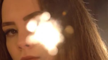 Yeni Yılda Noel Ağacı yakınında şampanya bir bardak ile Şehvetli Genç Kadın