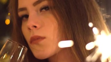 Renkli Arka Plan Üzerinde Parıltılar ile Güzel Genç Kadın. Closeup Güzellik.