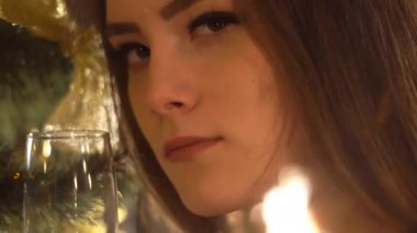 Bengal Yangın ve Şampanya ile Kız, Close-Up.