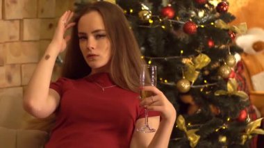 Yeni Yılda Noel Ağacı yakınında şampanya bir bardak ile Şehvetli Genç Kadın