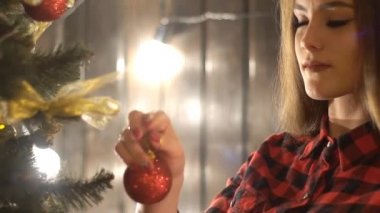 genç kadın bir xmas ağacı süsleme.