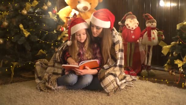 Silvester Mutter Und Tochter Lesen Ein Buch Familie Liest Weihnachten — Stockvideo