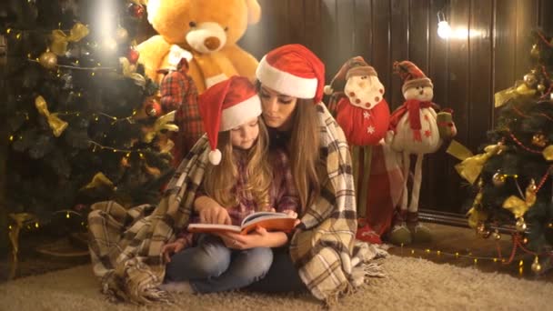 Moeder Dochter Lezen Boek Bij Kersttijd — Stockvideo