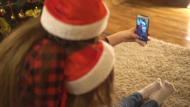 Dos Chicas Haciendo Selfie Cerca Del Árbol Navidad — Vídeo de stock
