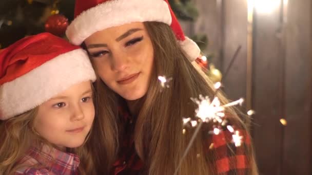 Duas Irmãs Perto Uma Árvore Natal Com Espumantes — Vídeo de Stock