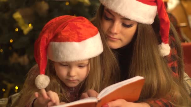 Söta Leende Systrar Läser Bok Och Skrattar Hemmet — Stockvideo