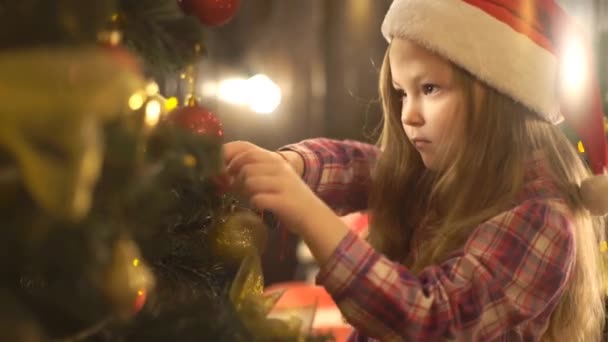 Niedliches Kleines Mädchen Kind Schmückt Weihnachtsbaum Weihnachten — Stockvideo