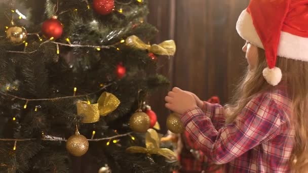 Happy Kid Ddressing Christmas Tree — стоковое видео
