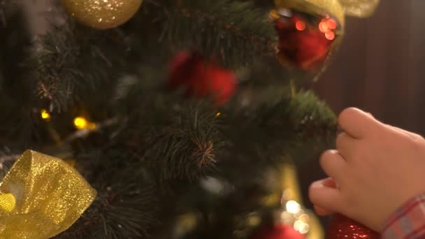 Kleines Mädchen Schmückt Ihren Kleinen Weihnachtsbaum Zeitlupe — Stockvideo