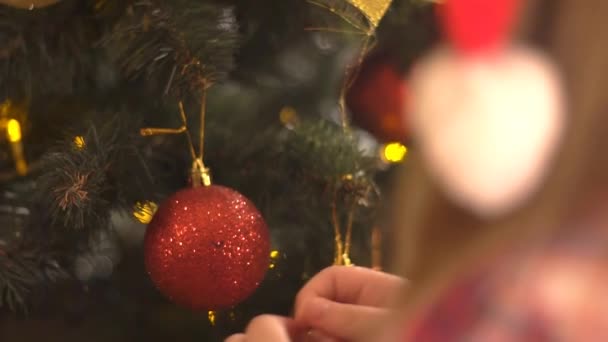 Fille mains décorer arbre de Noël fermer au ralenti 