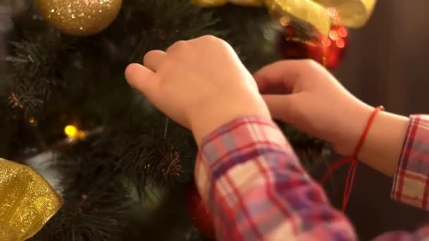 Yılbaşı Için Noel Ağacında Bir Çocuğun Elinde Oyuncak — Stok video
