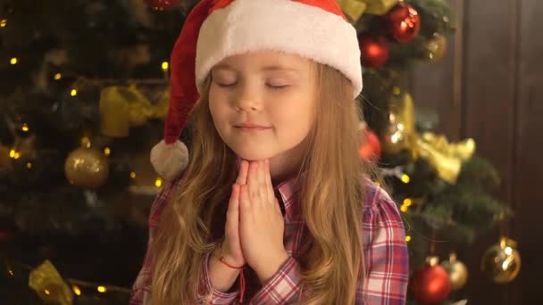 小女孩在圣诞附近祈祷 — 图库视频影像