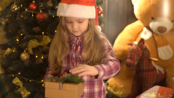 Eine Weihnachtsgeschenkschachtel Den Händen Eines Kindes — Stockvideo