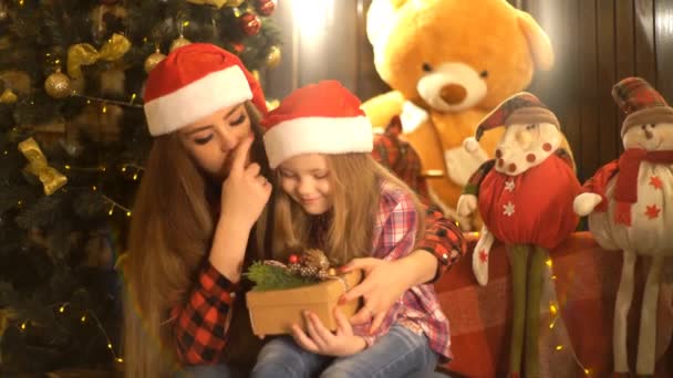 Mamá Hija Sientan Fondo Los Árboles Navidad Regalos — Vídeo de stock