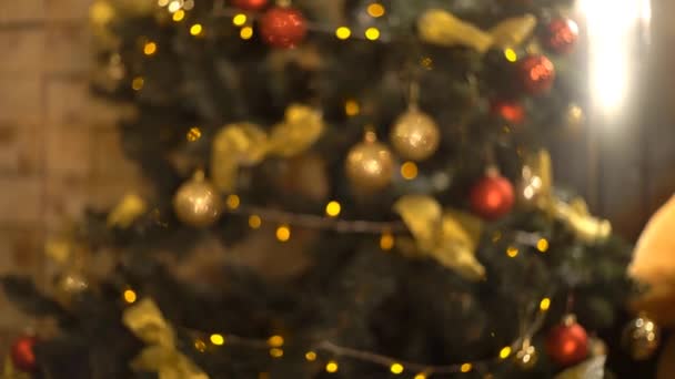 Mujer Mano Pequeña Mano Niño Dando Regalo Navidad — Vídeos de Stock