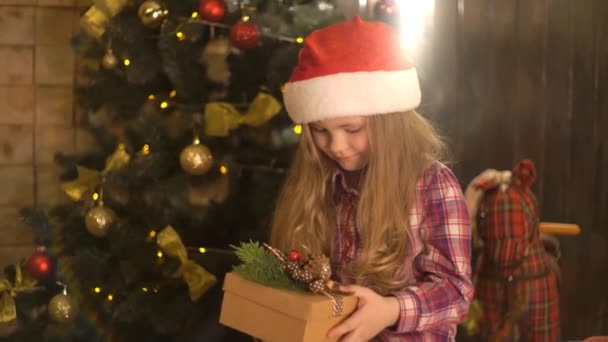 Presente Natal Surpresa Uma Menina Abre Presente Natal Amazemen — Vídeo de Stock