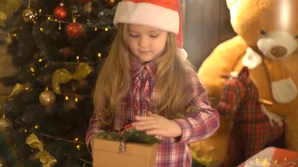 Kid Meisje Met Een Kerstcadeau — Stockvideo