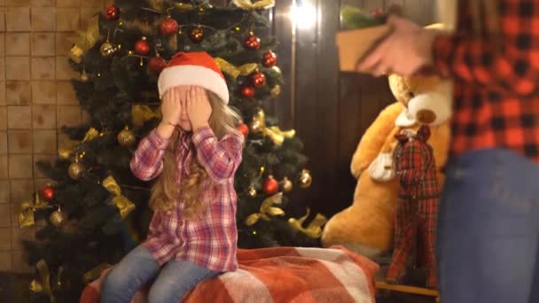 Junge Eltern Überreichen Ihrer Tochter Eine Geschenkschachtel Unter Dem Weihnachtsbaum — Stockvideo