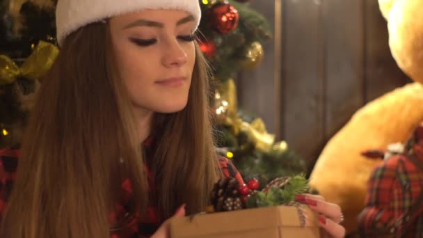 Chica Joven Con Regalo Navidad — Vídeo de stock