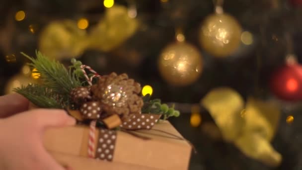 Kind Geeft Cadeau Aan Mama Groene Wazige Kerstboom Achtergrond — Stockvideo