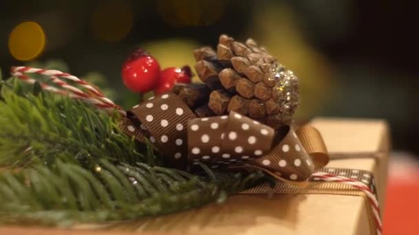 圣诞和新年礼品盒特写装饰圣诞树附近 — 图库视频影像