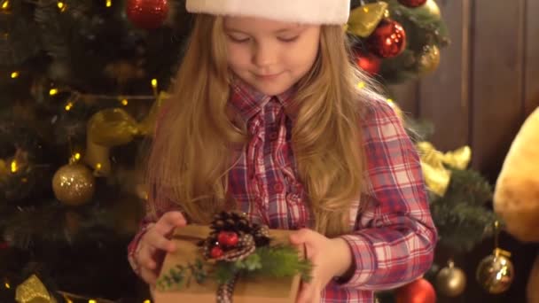 Рождество Новый Год Маленькая Девочка Держит Руках Коробку Подарками Улыбкой — стоковое видео