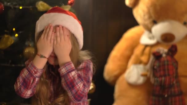 Padres Jóvenes Presentando Una Caja Regalo Hija Bajo Árbol Navidad — Vídeos de Stock
