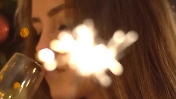 Ritratto Una Ragazza Felice Con Uno Sparkler Nelle Loro Mani — Video Stock
