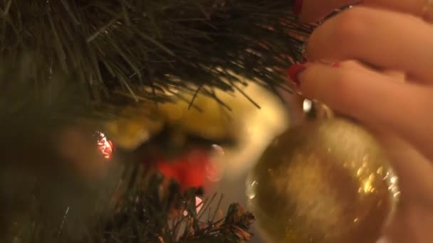 Frauenhand Hängt Goldene Weihnachtskugel Baum Nahaufnahme — Stockvideo
