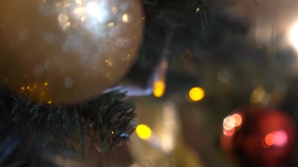 Luzes Coloridas Cintilantes Por Trás Ornamentos Close Uma Árvore Natal — Vídeo de Stock