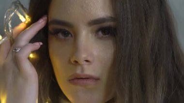 Genç Kadın Elinde Bir Noel Dekorasyon Oyuncak İplik.