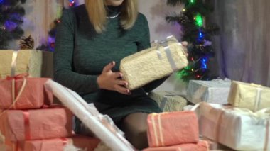 Büyülü Noel hediye kutusunda bakarak hayran kadın.