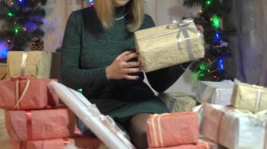 - Mutlu yıllar. Genç, güzel, gülen bir kadın Noel nüktesini kutluyor.