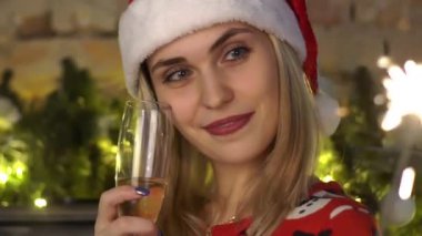 Bengal ateşi ve Noel şapkası, kızla yakın-up