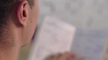 Bir adam bir kitap, bir birinci şahıs bakış okur.