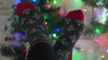 Noel kadın bacaklar çorap kürk bir battaniyenin altında.