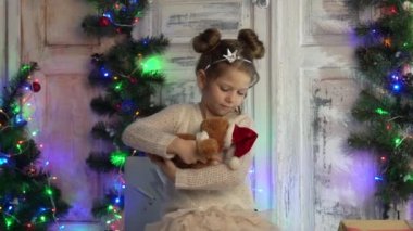 Oyuncak ayı Teddy ile oynayan çocuk hediye olarak, Noel ağacının yanındaki kız,