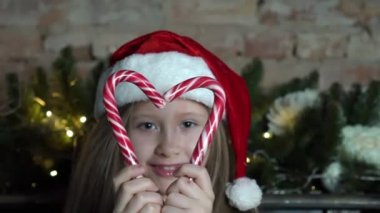 Noel Baba kıyafetli kız Noel şekeri ile