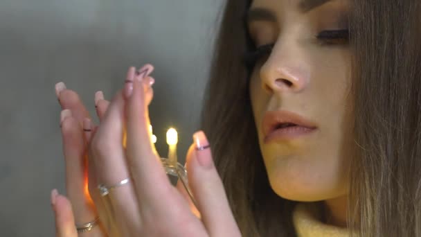 Hermosa Chica Sexy Envuelta Bombillas Luminosas Navidad — Vídeo de stock