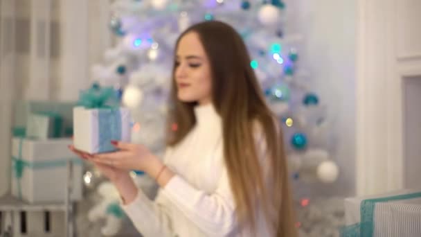 Slow Motion Young Girl Show Scatola Regalo Bianca Con Nastro — Video Stock