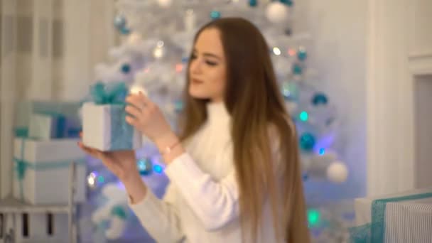 ギフト 彼女の手に贈り物やクリスマスプレゼントを示す女性 女性の手 — ストック動画