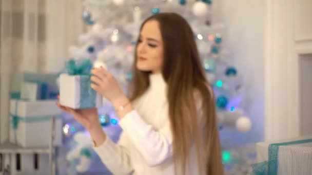 Primo Piano Filmato Giovane Donna Che Mostra Scatola Regalo Natale — Video Stock