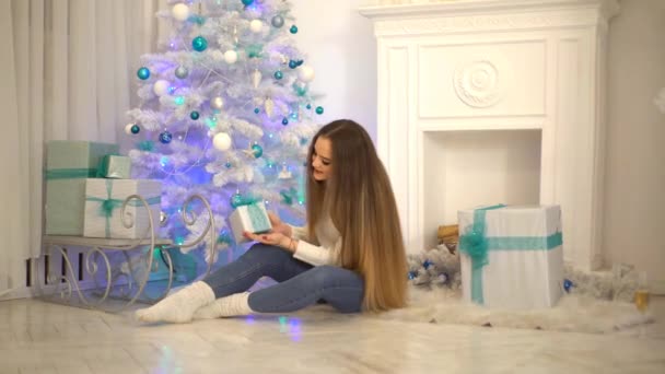 Een Jonge Vrouw Onderzoekt Kerstcadeaus Het Interieur Van Het Huis — Stockvideo