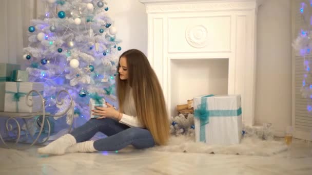 Дівчина Тримає Красиво Упакований Різдвяний Подарунок — стокове відео