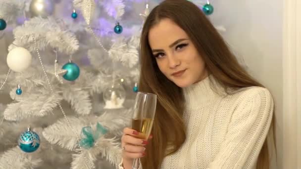 Mädchen Mit Einem Glas Champagner Auf Dem Hintergrund Des Weihnachtsbaums — Stockvideo