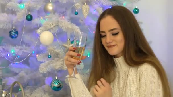 Mulher Excitada Noite Natal Sentada Perto Árvore Levantando Seu Natal — Vídeo de Stock