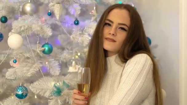 Jul Nyår Glad Ung Kvinna Med Glas Champagne Hemma — Stockvideo