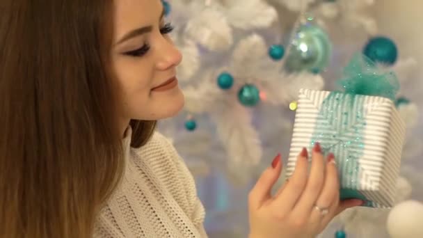 Nahaufnahme Bild Einer Frau Grauen Pullover Mit Geschenkschachtel Über Weiß — Stockvideo