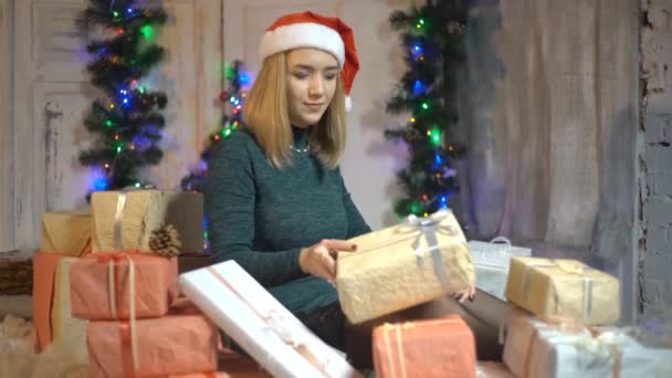 Coffret Cadeau Femme Souriante Sur Fond Arbre Noël — Video