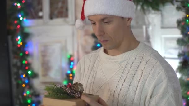 Hombre Sorprendido Usando Regalo Apertura Sombrero Santa — Vídeos de Stock
